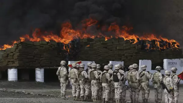Ante la presencia de autoridades federales y estatales, fueron incineradas 19 toneladas de diversas drogas en una ceremonia realizada en el Cuartel Militar del Aguaje de la Tuna.