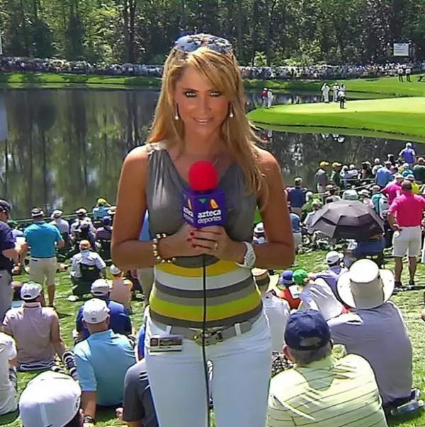 La conductora Inés Sainz durante la cobertura que realizó para el torneo de golf.