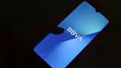 Un usuario intenta entrar a su app móvil de BBVA