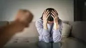 Ilustración de una mujer con miedo por sufrir posible  violencia de género.