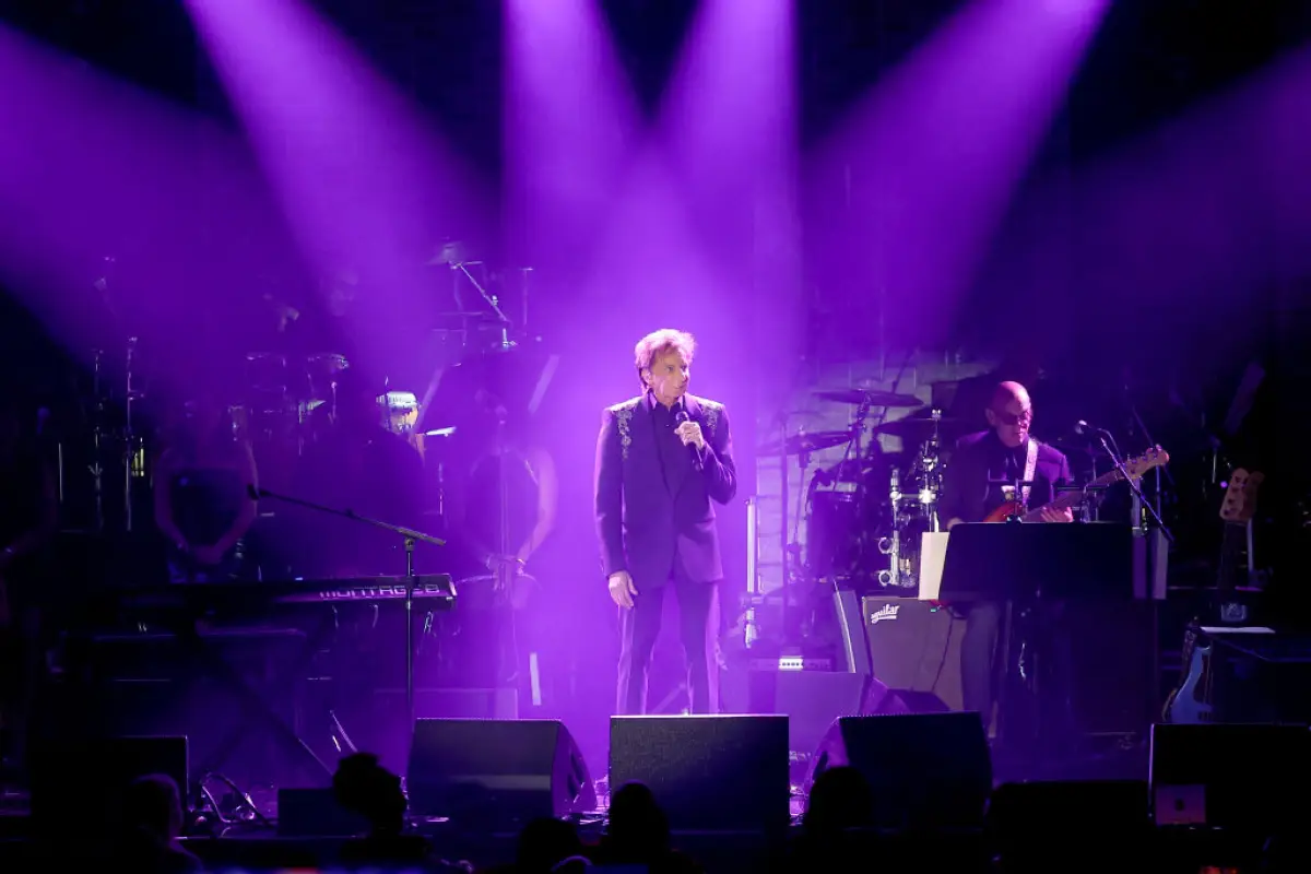 Foto de Barry Manilow en el escenario de la gala de los Grammys en febrero de 2001