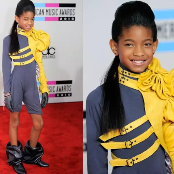 La cantante Willow Smith, hija de Jada y Will, llegó feliz.