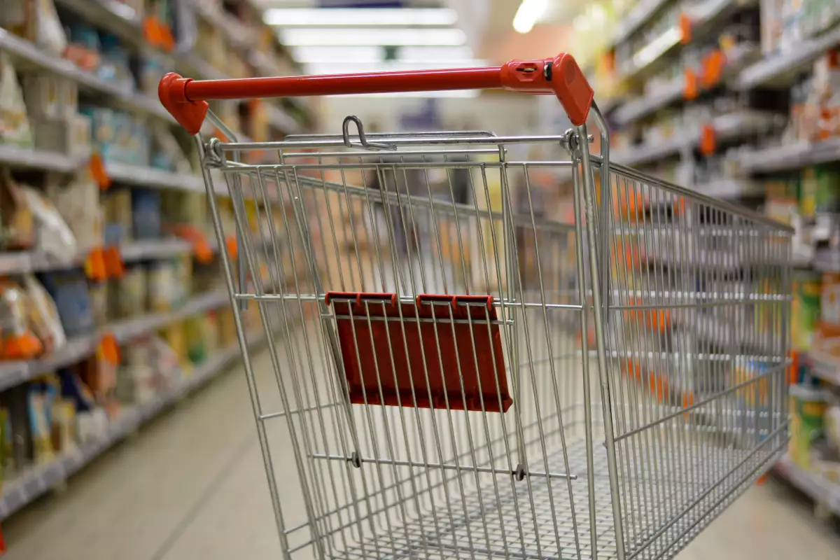 Revisión de tickets en el super.  (iStock)