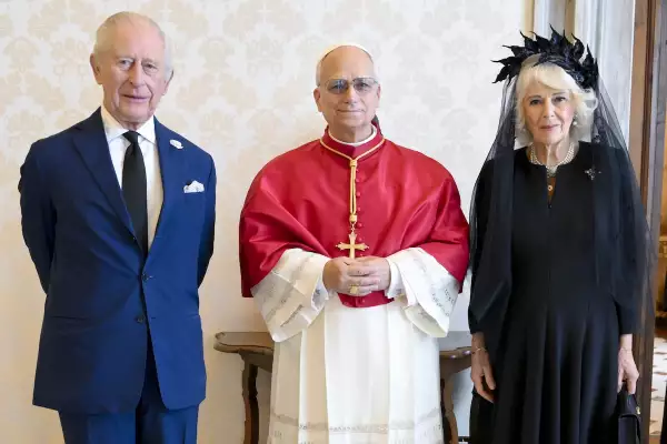 La reina Camila vistió de negro ante el papa León XIV durante la visita oficial a El Vaticano junto al rey Carlos III de Inglaterra