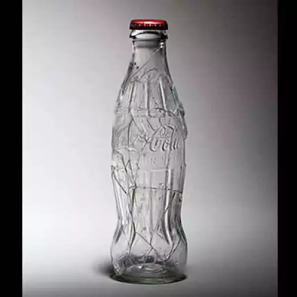 Diego Teo hace esta propuesta que asemeja a una botella de vidrio, con medidas de 20 x 6 cm y que forma parte de la Colección FEMSA, gracias a una donación hecha por el mismo artista..