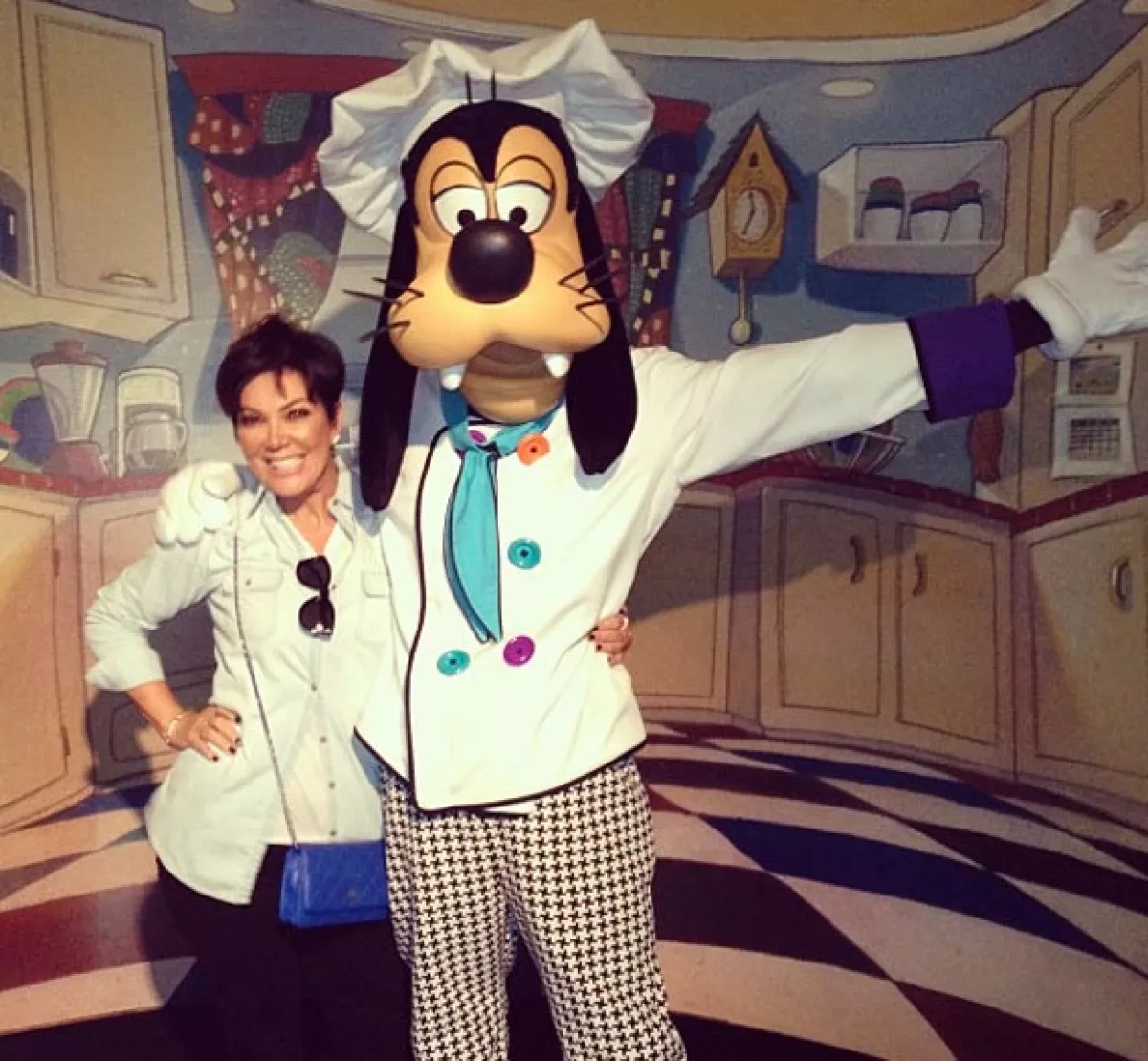Kris posando con Goofy.
