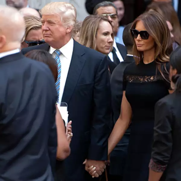 El multimillonario Donald Trump se presentó acompañado de su esposa Melania.