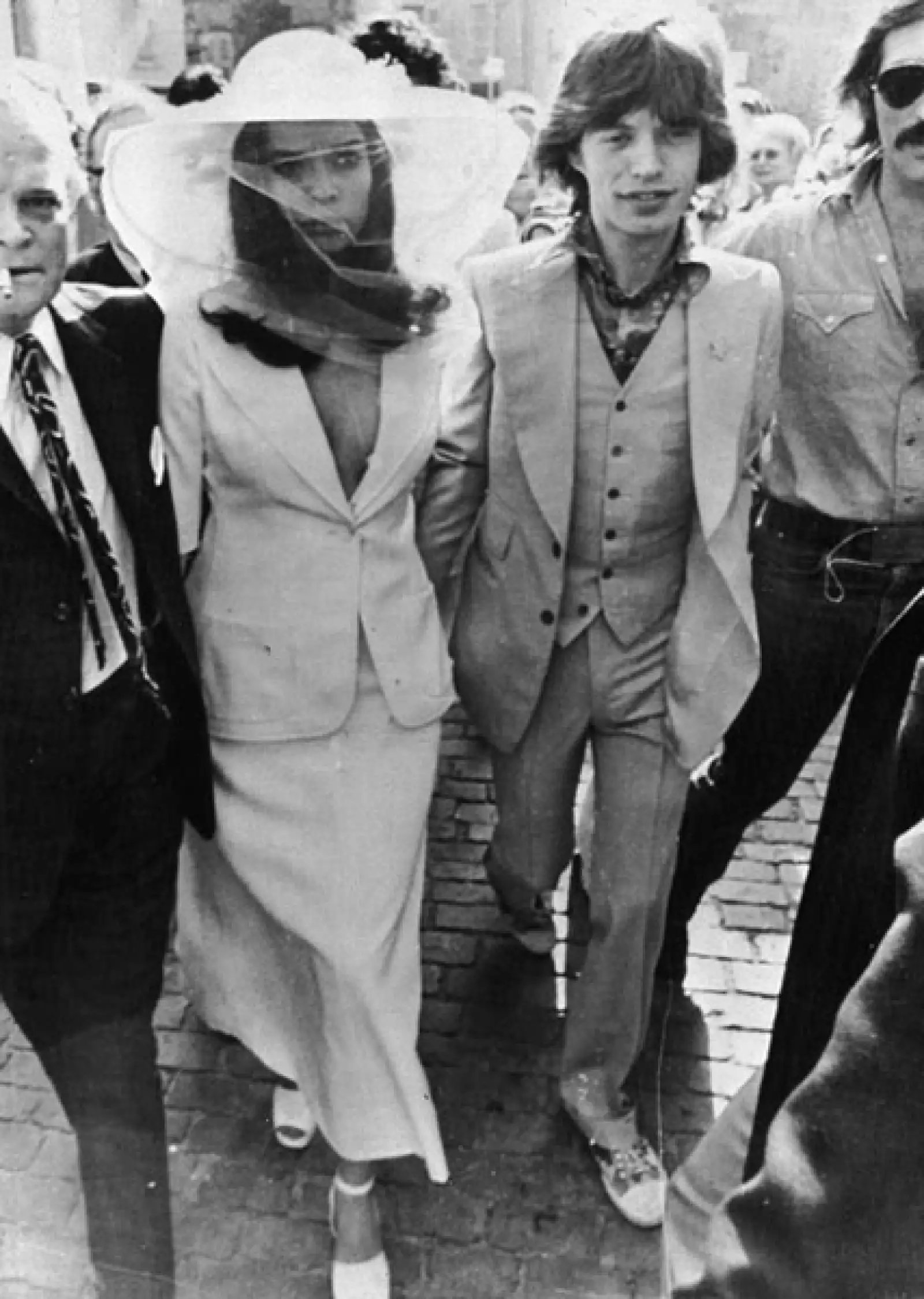 Bianca y Mick Jagger decidieron ir en contra de cualquier tradicionalismo en su boda en 1971. El diseñador creó un traje para Bianca que incluía una camisa pero los cuatro meses de embarazo de Bianca la hicieron engordar y ésta no le quedó por lo que optó por no portar nada.