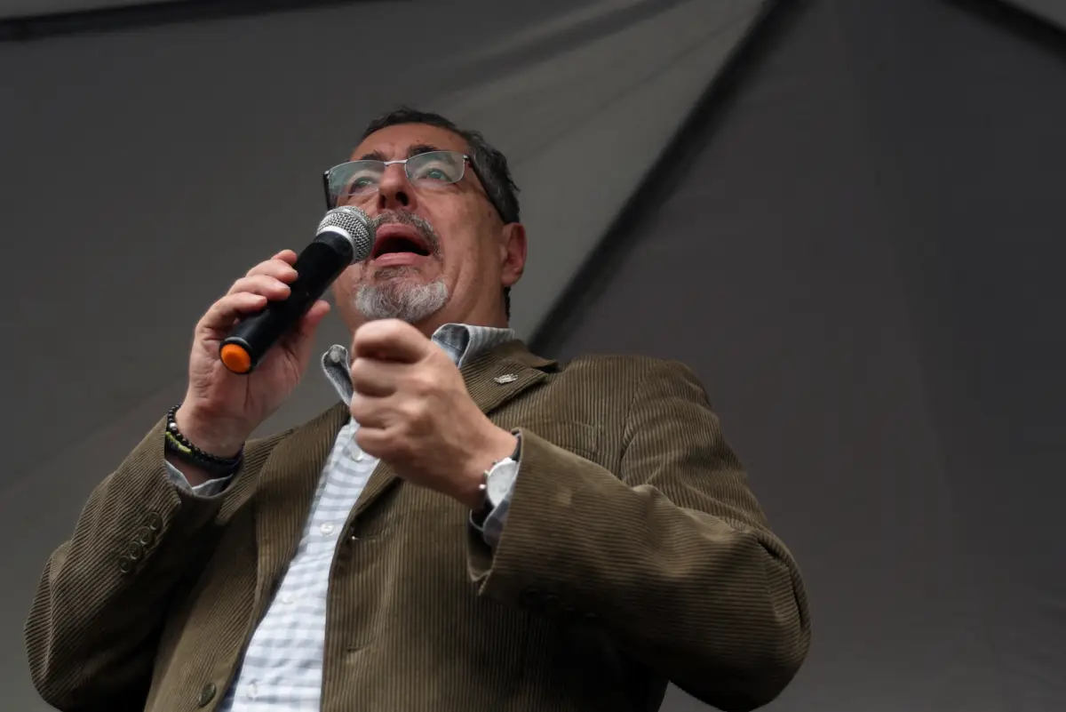 El presidente electo de Guatemala, Bernardo Arevalo, habla durante una protesta en apoyo de la democracia, mientras los Estados Unidos y otros países acusan a las actuales autoridades guatemaltecas de tratar de bloquear la adhesión de Arevalo, en la Ciudad de Guatemala, Guatemala, el 4 de noviembre de 2023.
