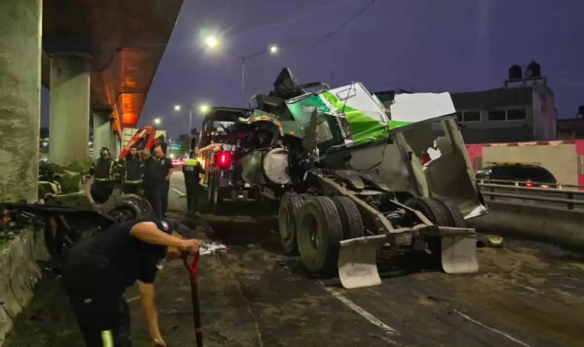 Accidente en Oceanía hoy: tráiler se impacta en columna del metro y genera caos