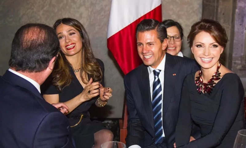 Ayer se realizó una cena de gala en el Palacio Nacional por la visita del presidente francés a México, además de Hayek, también estuvieron Carlos Slim y Miguel Alemán Velasco entre los invitados.