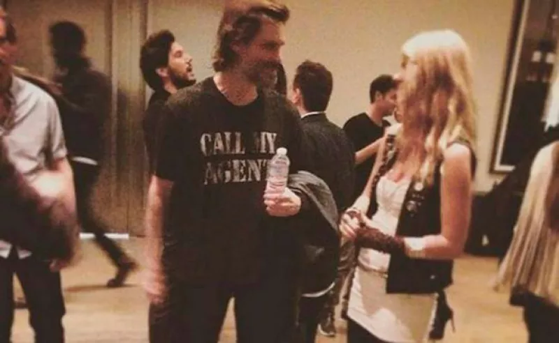 La noche del 28 de septiembre el actor de 53 años pasaba un agradable rato en un opening de arte, así como cuando terminó su relación con ella, cuatro días antes.