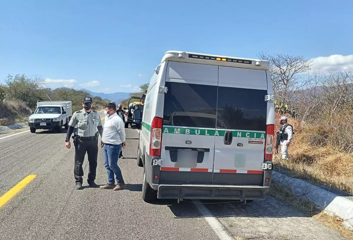 Hallan a 28 nicaragüenses hacinados en ambulancia pirata en México