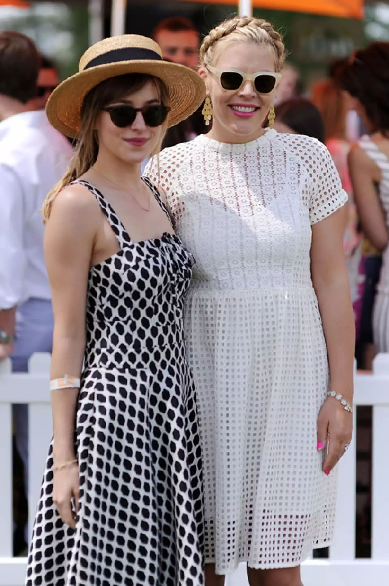 Dakota Johnson y Busy Philipps.