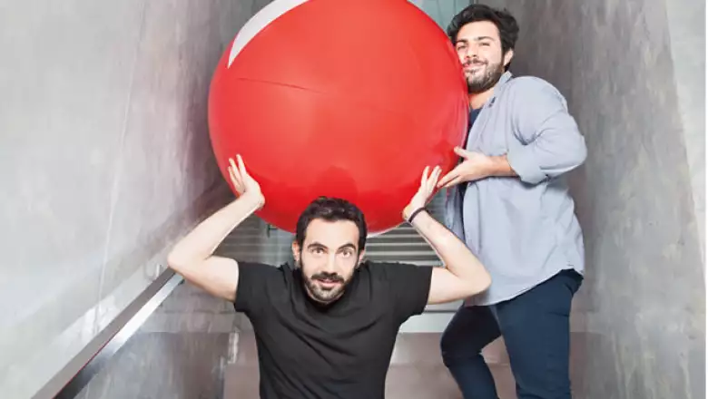 El video ‘Colibritany. Mi sexy chambelán’, llevó a Moisés Aisemberg y Marcos Bucay, productores de La Gran Royal, al éxito. Con más de 23 millones de reproducciones este video se convirtió en su tarjeta de presentación. Ahora desarrollan contenidos en las
