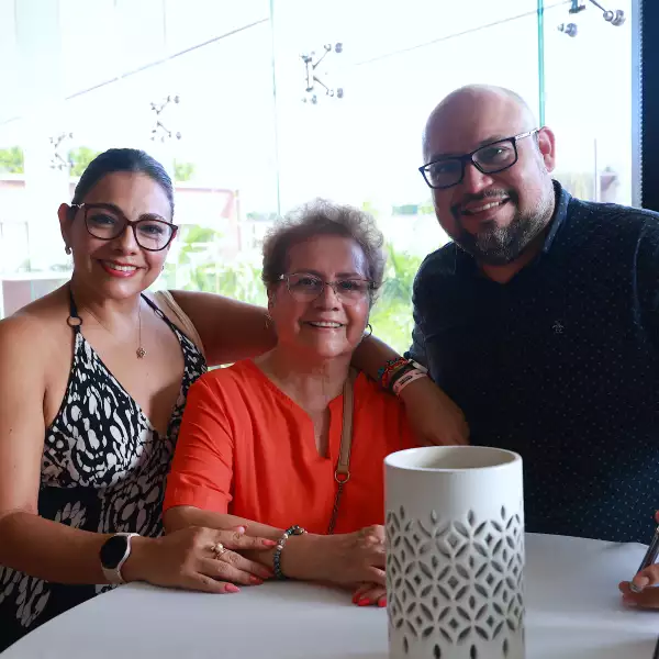 Minerva Hurtado , Minerva Ruiz e Iván Flores 