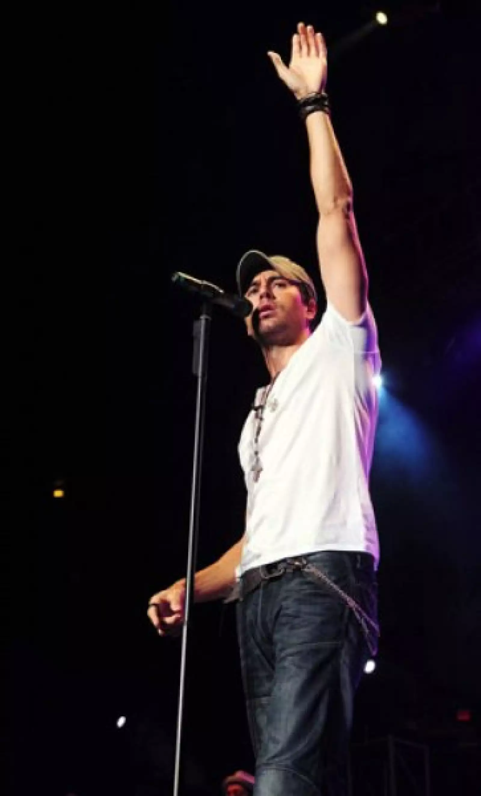 Mientras que Enrique Iglesias arrancó suspiros a sus fans al cantar <em>Nunca te olvidaré</em>