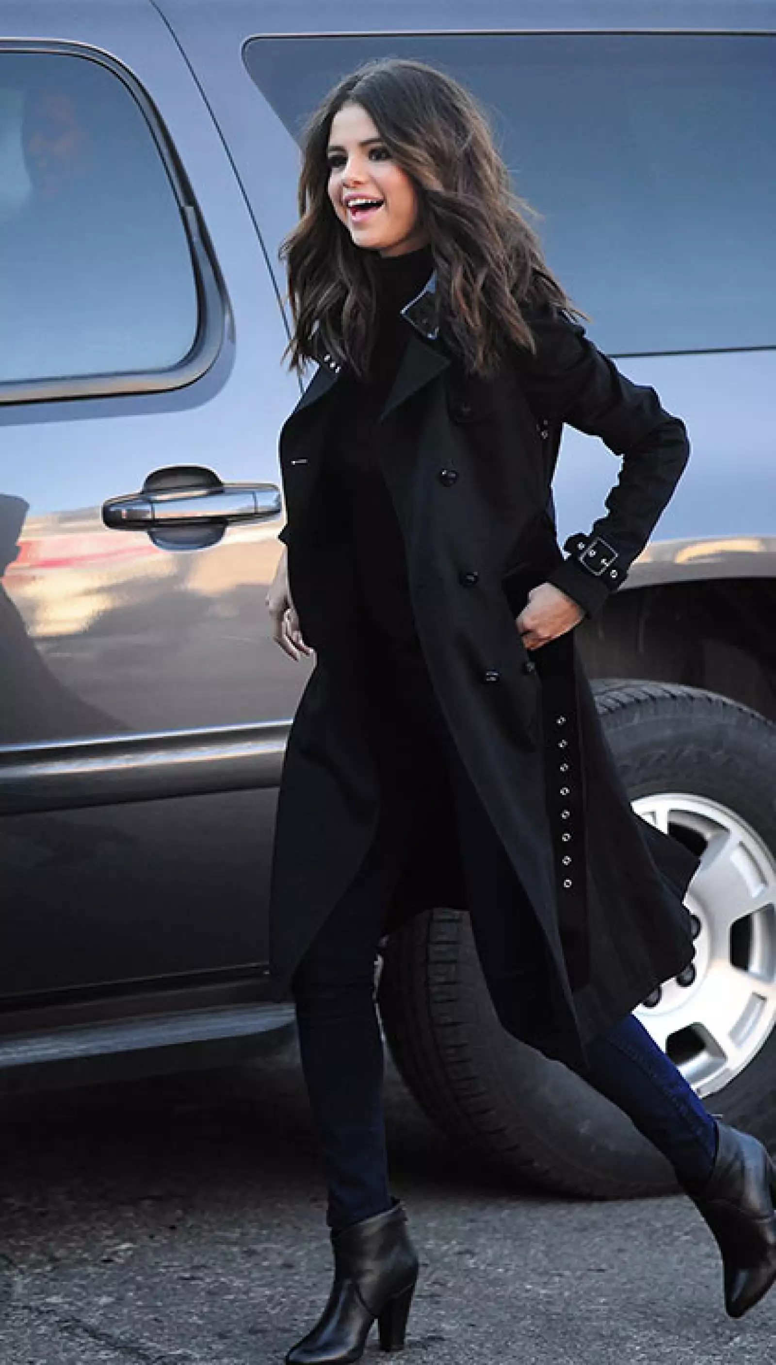 Ahora que empieza la temporada otoño-invierno podríamos imitar este look total black de gabardina, es sexy y elegante a la vez.