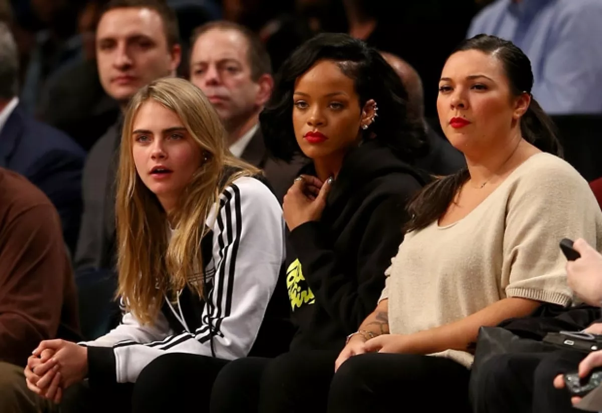 Cara le agradeció a su amiga Riri por haberla llevado al partido.