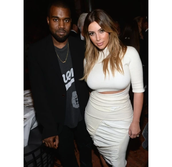 Kanye West y Kim Kardashian enloquecieron a los paparazzi a su llegada a la cena de beneficencia `Dream for Future´ en su primera aparición como prometidos días después de la petición.