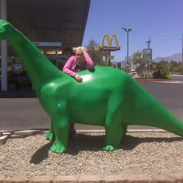 La ex conejita de Playboy, Holly Madison, se tomó la foto con un dinosaurio enorme.