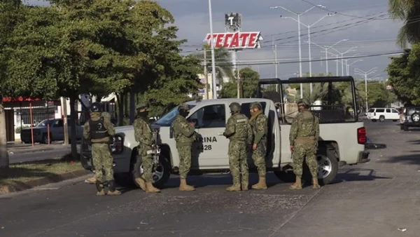 La operación donde se aprehendió a Guzmán Loera tuvo lugar cerca de las 4:30 horas, cuando se desató un enfrentamiento que dejó a cinco narcotraficantes muertos y a seis detenidos, dijo la Marina de México.