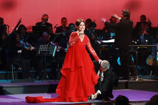 Daniela Romo tuvo un ligero percance al subir al escenario. René Casados la ayudó.