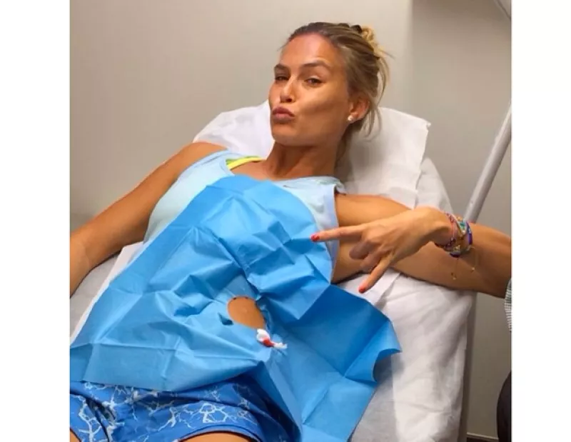 La modelo israelí subió un par de fotos a su Instagram donde muestra la micro cirugía que le hicieron para removerle un lunar que tenía cerca de la cadera.