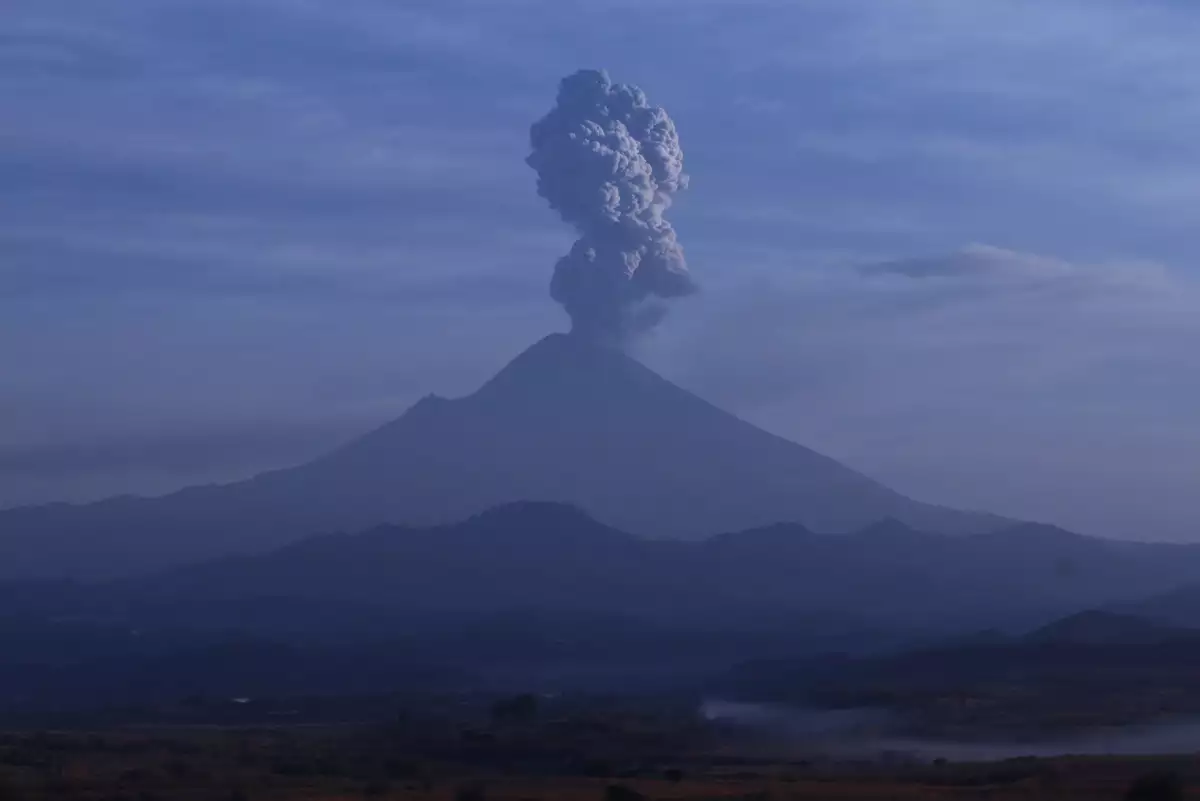 El volcán Popocatépetl emite a las 07:41 horas de la mañana una columna de ceniza de más de 3 km sobre su cráter, imagen tomada desde Tecajec, municipio de Yecapixtla.