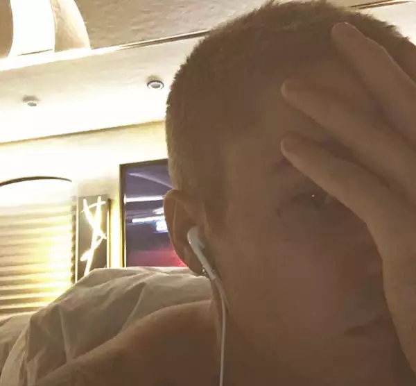 El tatuaje de Justin es una pequeña cruz debajo de su ojo izquierdo.