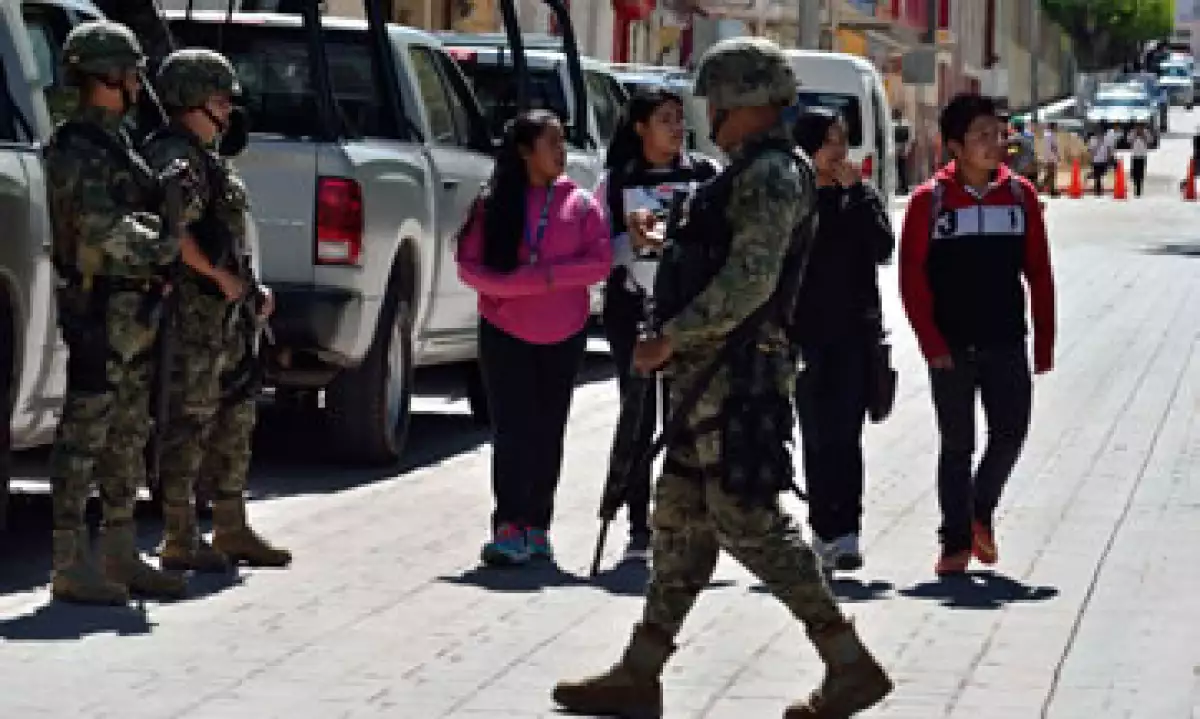 Elementos del Ejército de México en Chilapa, Guerrero, resguardando los alrededores de una reunión de seguridad el jueves. (Foto: Cuartoscuro )