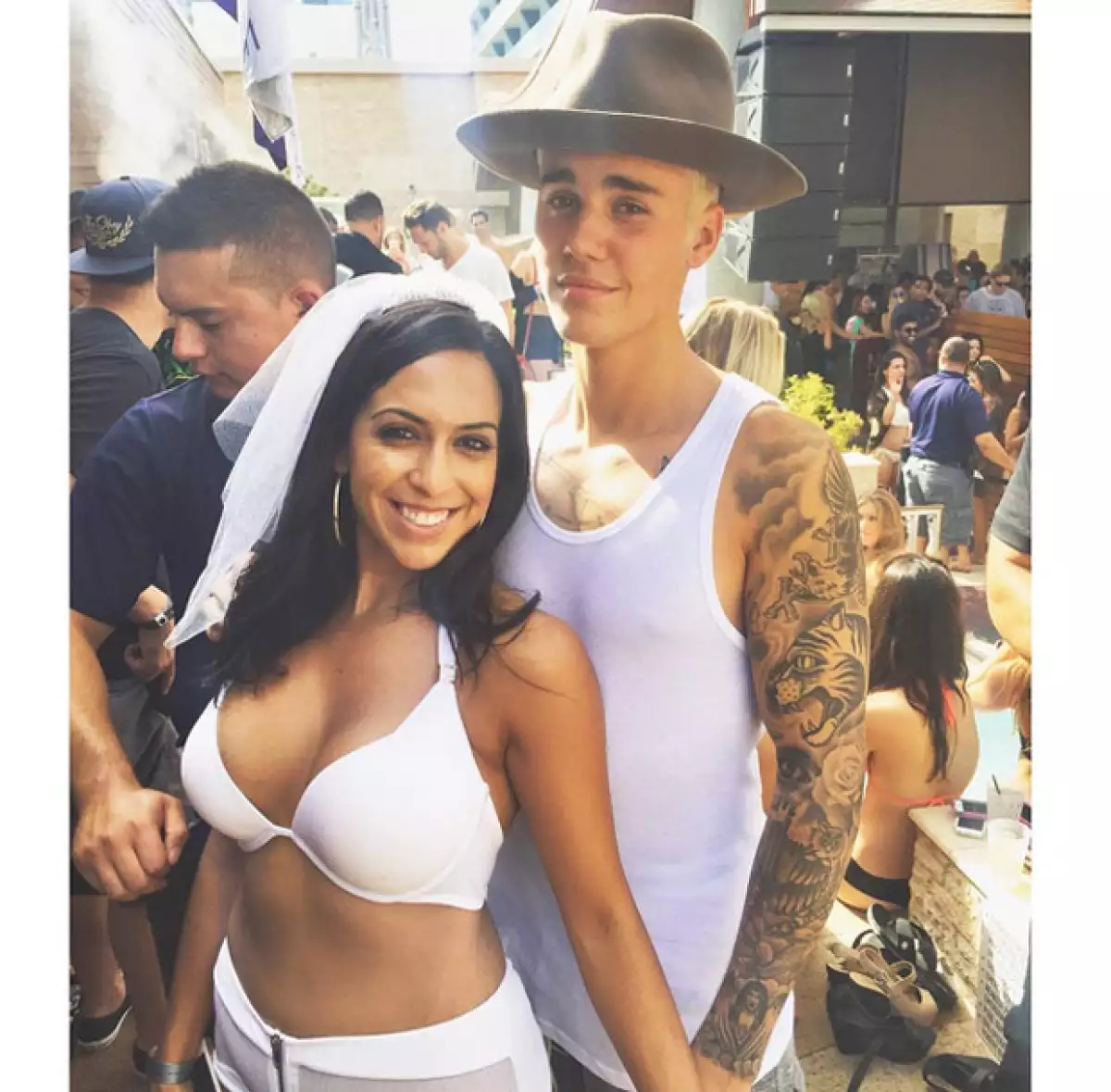 Una afortunada fan fue sorprendida cuando el cantante arribó al lugar en donde ella estaba celebrando sus últimos días como soltera.