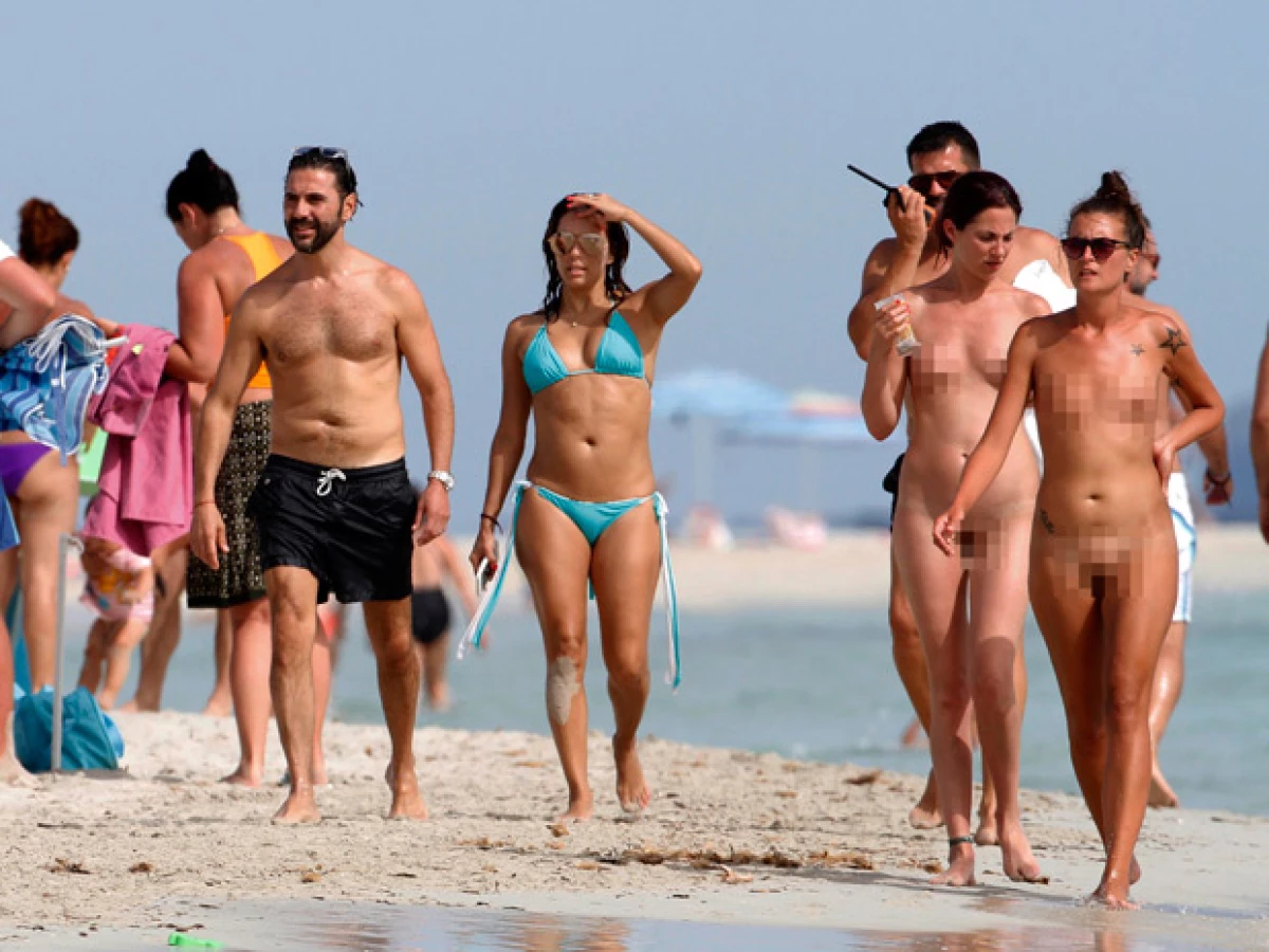 Los Bastón fueron captados disfrutando de la playa de Formentera, España, donde al lado unas mujeres paseaban sin ropa alguna.