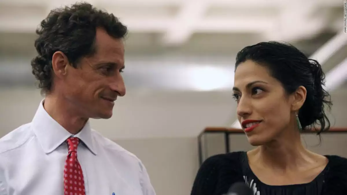 Esta vez Bill y Hillary no son los protagonistas, pero sí la asesora de la candidata, Huma Abedin, quien hizo público el escándalo de fotos sexuales de su esposo con otra mujer.