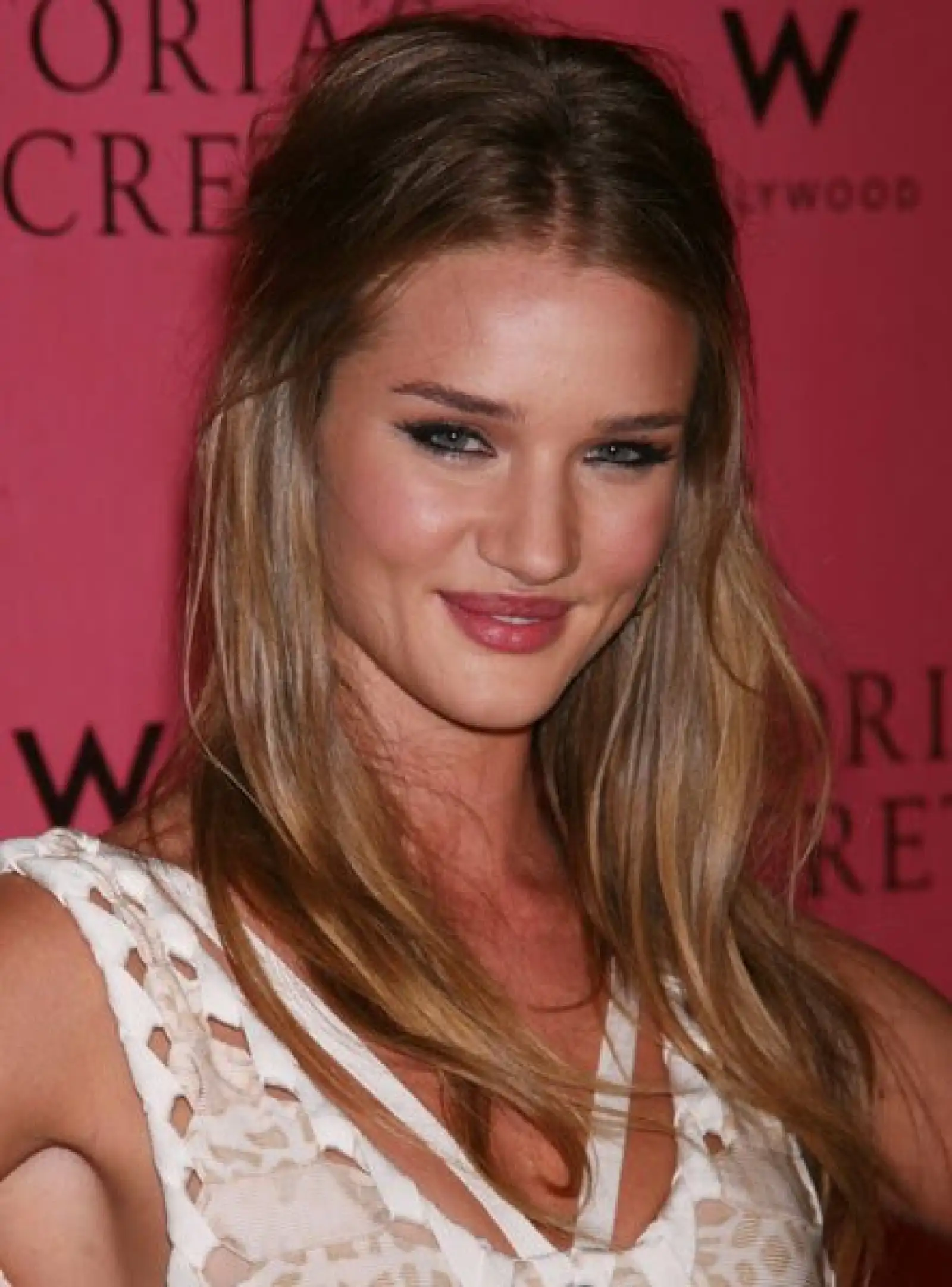 Esta no es la primera vez que la supermodelo se ha asociado con Bay.