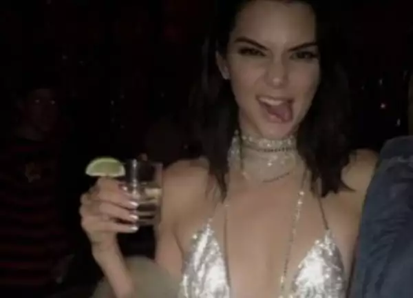 Kendall Jenner feliz en su festejo #21