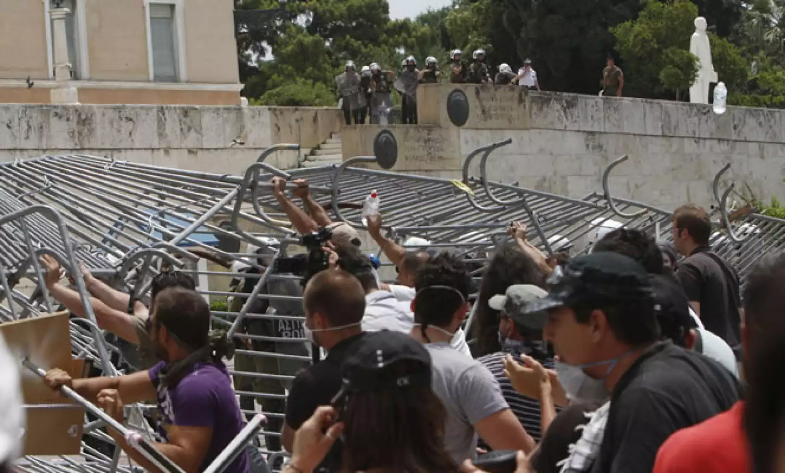 La policía antidisturbios disparó salvas de gases lacrimógenos para hacer retroceder a los manifestantes, que agredían a los agentes con botellas y basura.