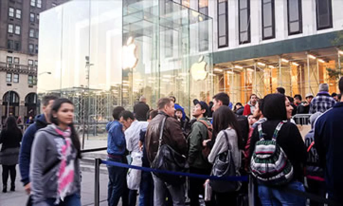 El iPhone 5S es más rápido que su predecesor y tiene mejoras en la cámara y el procesador. (Foto: Cortesía CNNMoney)