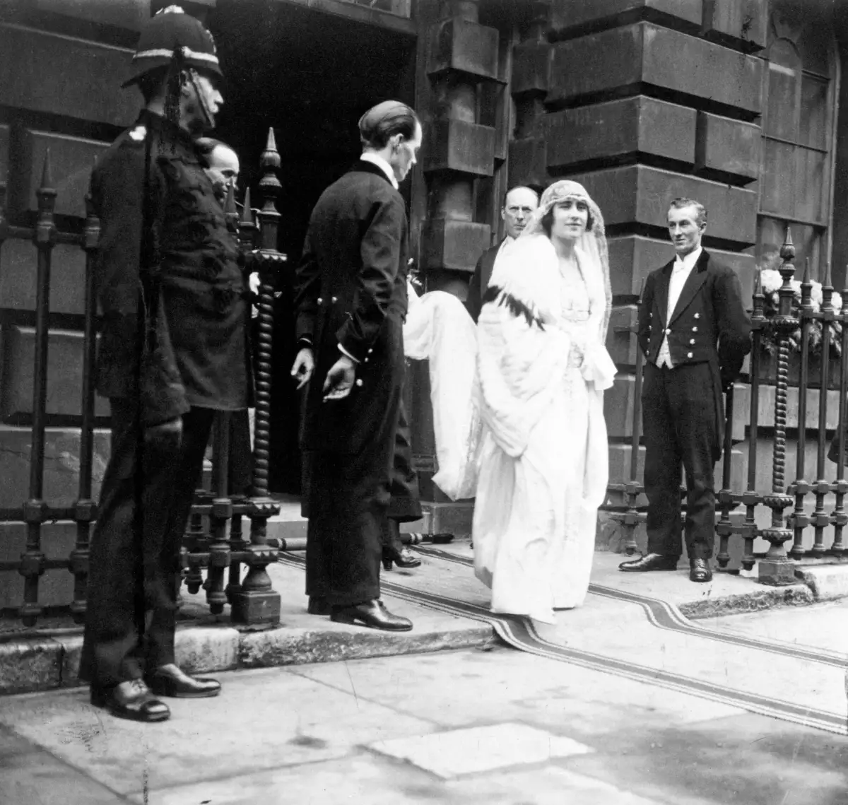 Lady Elizabeth Bowes-Lyon al dejar su casa en Bruton Street, Londres
