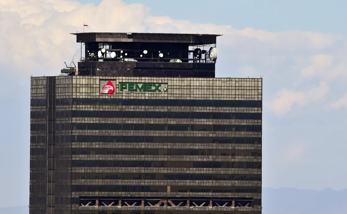 Petróleos Mexicanos enfrenta presiones por la caída de los presiones del petróleo y sus pasivos.