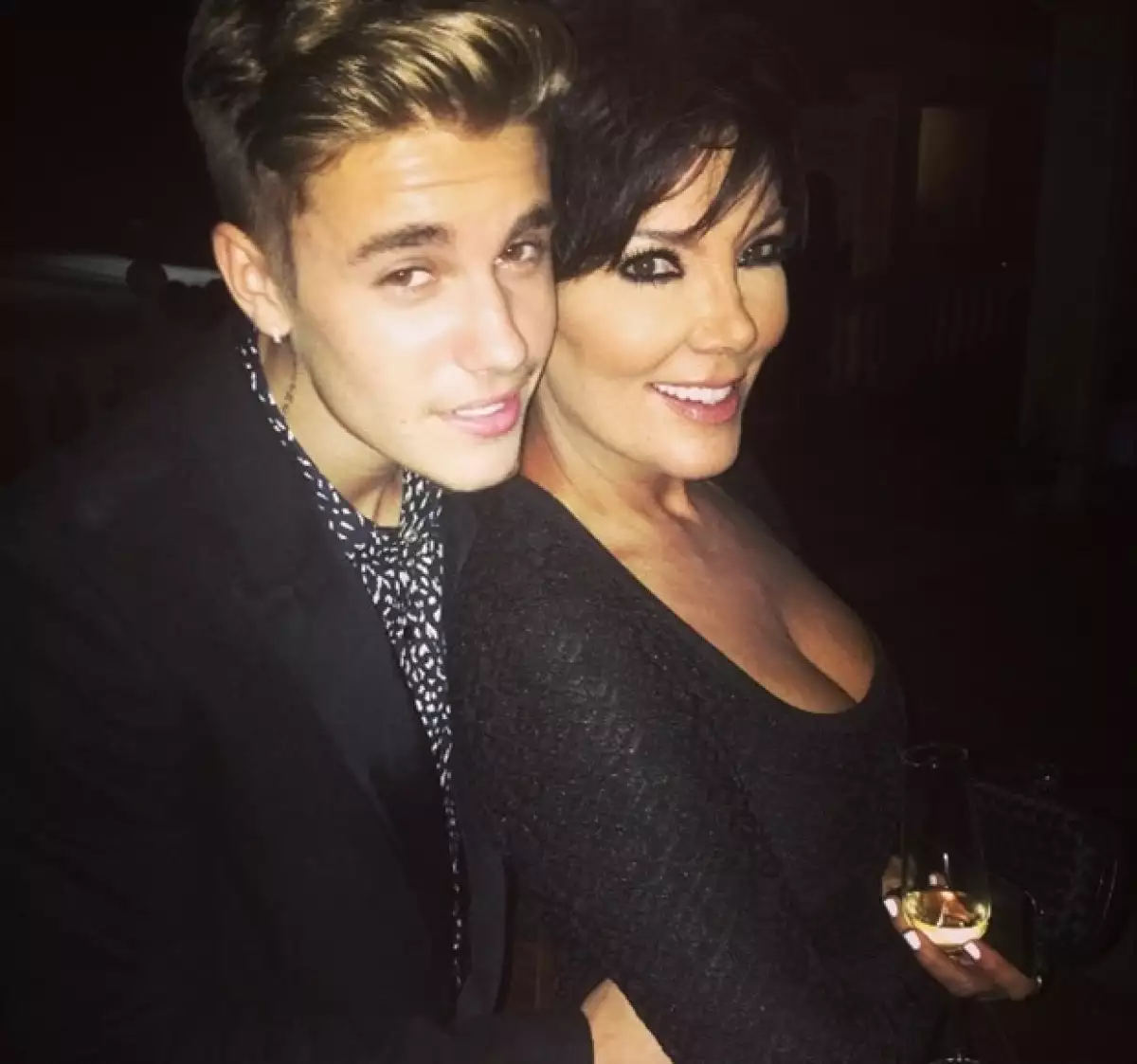 Kris Jenner no mostró incomodidad por la confianza de Bieber al abrazarla.