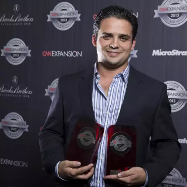 Jesús Martínez, director general de EnvíaFlores.com, dio sus primeros pasos en su negocio en internet en el 2000. El 6 de noviembre de 2013 fue reconocido como el Mejor Comercio y también como el Sitio del Año.