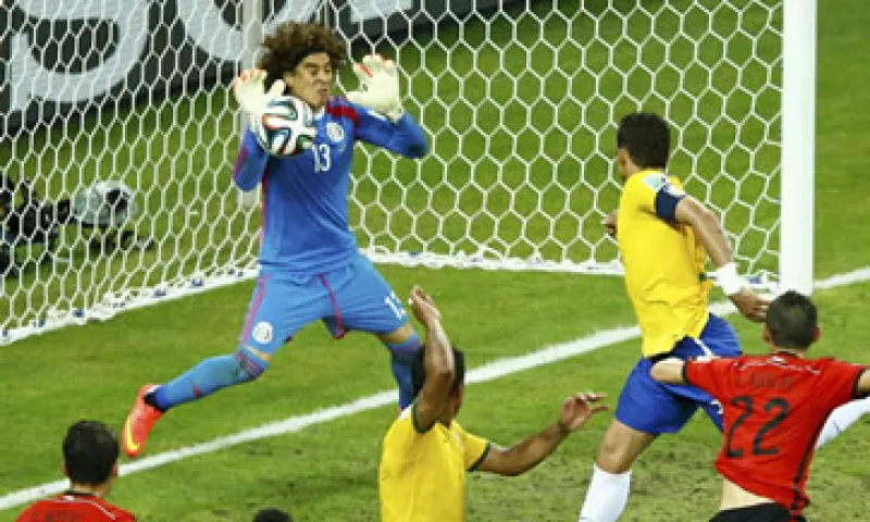 La atajada de Ochoa al remate de Thiago generó 243,379 tweets por minuto. (Foto: Reuters)