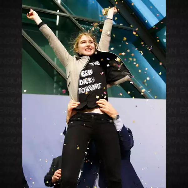 La chica estaba entre los asientos reservados para los reporteros.