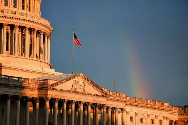 Un arco iris es visible en las nubes detrás del edificio del Capitolio, semanas después del continuo cierre del gobierno de los Estados Unidos en Capitol Hill en Washington, D.C., EE. UU., 18 de octubre de 2025.