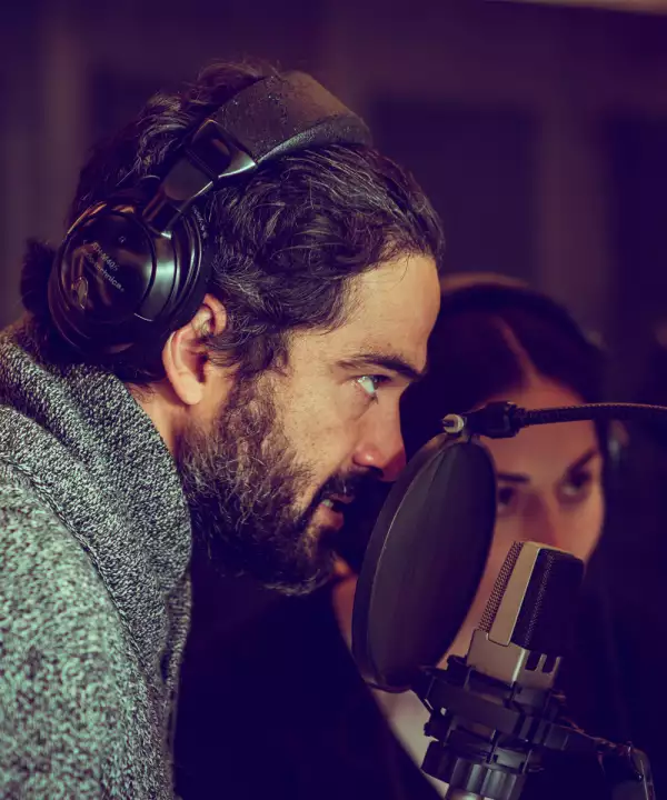 Alfonso Herrera y Zuria Vega en Batman Desenterrado
