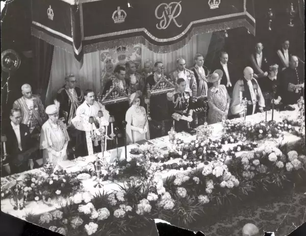 King George Vi (died 6/2/52) And Queen Elizabeth (queen Mother) (died 30/3/02) June 1939 The King And Queen At The Guildhall Following The Canadian Tour. In Full-dress Uniform Of An Admiral Of The Fleet The King Stands With The Queen In The Guildhall