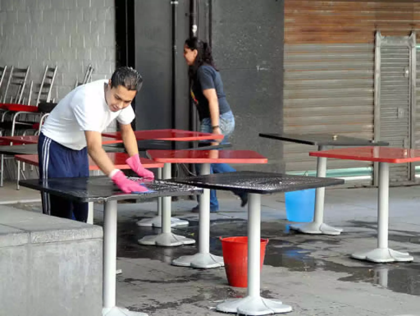 Después de la contingencia que desató la influenza humana, los comerciantes de comida vuelven a la normalidad en el DF, bajo lineamientos específicos del gobierno federal.