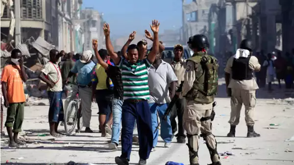 La policía haitiana arresta a sospechosos de saqueo en las calles de Puerto Príncipe. Autoridades hacen rondas para evitar la rapiña, que podría transformarse en una ola de violencia generalizada.