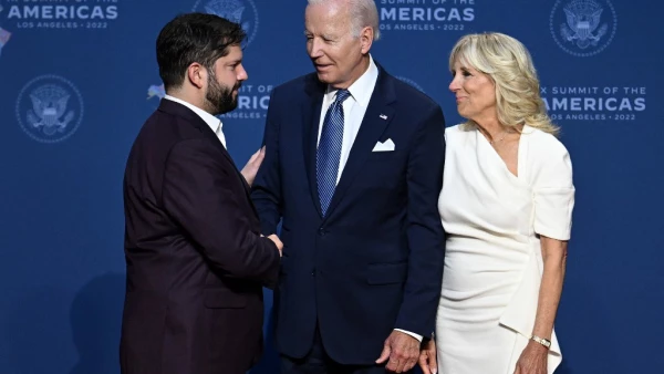 El presidente de los Estados Unidos, Joe Biden (centro) y la primera dama, Jill Biden (derecha), saludan al presidente de Chile, Gabriel Boric, cuando llega a la 9.ª Cumbre de las Américas en el Centro de Convenciones de Los Ángeles en Los Ángeles, California